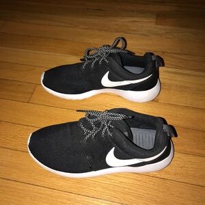 Nike womens Roshe One running sneakers